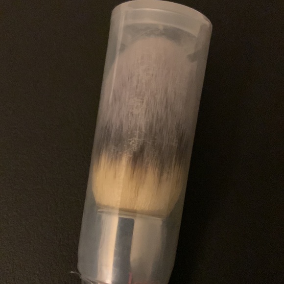 It Cosmetics Powder Brush - Picture 2 of 7